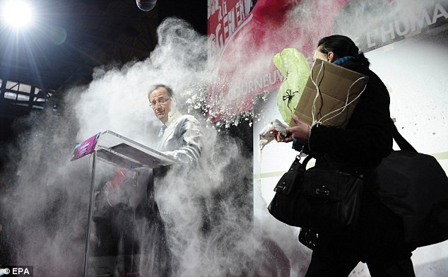 Ông Francois Hollande, ứng cử viên tranh cử Tổng thống 2012 của Đảng Xã hội Pháp bị một người biểu tình ném bột mì