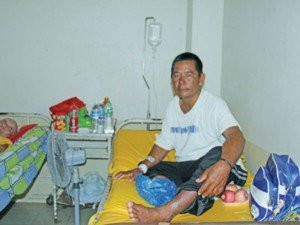 Một trong 3 ngư dân Philippines may mắn còn sống sót sau vụ va chạm.