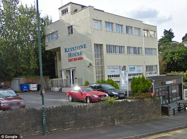 Căn hộ của Heywood và Cốc Khai Lai đã lui tới là căn hộ đầu tiên, phía tay phải, trên tầng trên cùng của tòa nhà. Căn hộ của Heywood và Cốc Khai Lai đã lui tới là căn hộ đầu tiên, phía tay phải, trên tầng trên cùng của tòa nhà.