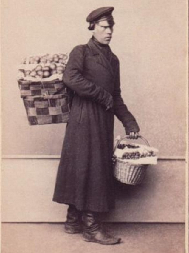 Một người chuyên bán rau cho nhiếp ảnh gia và trợ lý của ông. Một người chuyên bán rau cho nhiếp ảnh gia và trợ lý của ông.