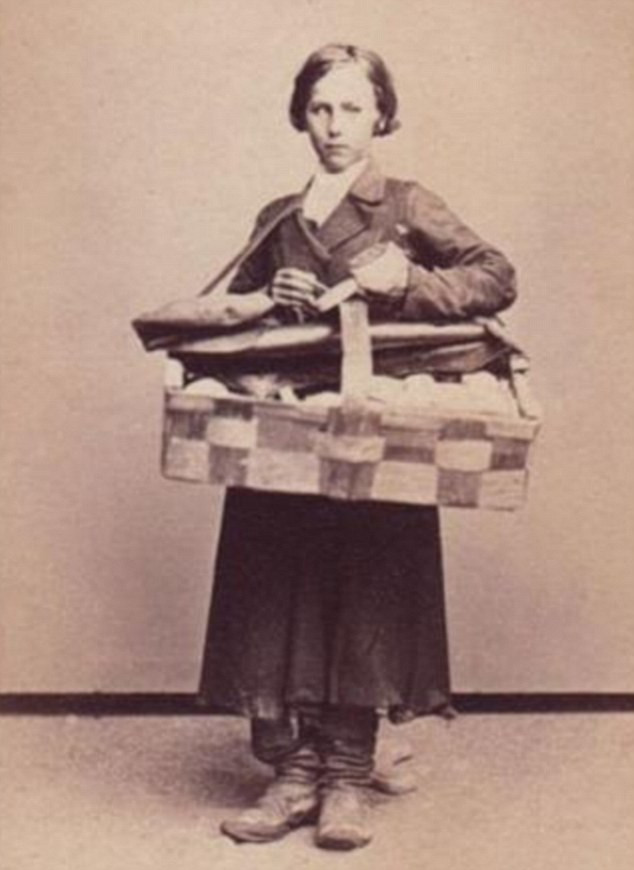 Carrick chụp ảnh để thỏa mãn sự tò mò của khách du lịch bị hấp dẫn bởi cuộc sống tại nước Nga. Carrick chụp ảnh để thỏa mãn sự tò mò của khách du lịch bị hấp dẫn bởi cuộc sống tại nước Nga.