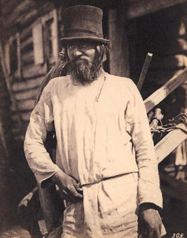 Ông đã chụp rất nhiều ảnh về cuộc sống và công việc của nông dân Nga ở khu vực Volga của Simbirsk. Ông đã chụp rất nhiều ảnh về cuộc sống và công việc của nông dân Nga ở khu vực Volga của Simbirsk.