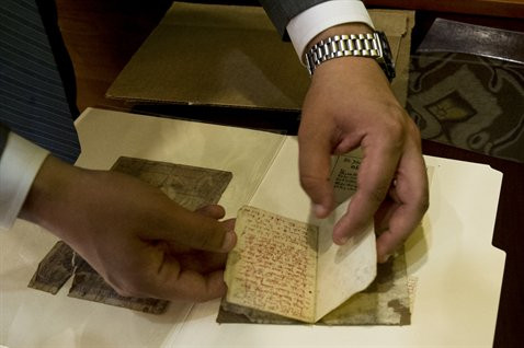 Một thành viên trong phái đoàn thăm Việt Nam của Mỹ xem cuốn nhật ký của một chiến sĩ Việt Nam khi tới thăm Hà Nội hôm 4/6. Cuốn nhật ký này được tìm thấy tại Mỹ khi chiến tranh Việt Nam kết thúc và sau đó đã được trao trả lại cho thân nhân của người lính trên.