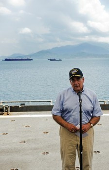 Ông Panetta phát biểu trên tàu Richard E. Byrd Ông Panetta phát biểu trên tàu Richard E. Byrd