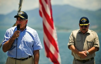 Ông Panetta phát biểu trên tàu Richard E. Byrd Ông Panetta phát biểu trên tàu Richard E. Byrd