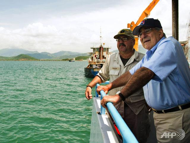 Bộ trưởng Quốc phòng Mỹ và chỉ huy tàu Richard E. Byrd - Fred Cullen Bộ trưởng Quốc phòng Mỹ và chỉ huy tàu Richard E. Byrd - Fred Cullen