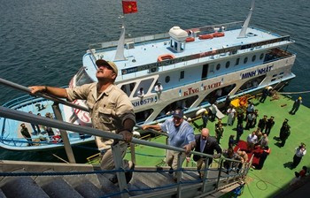 Bộ trưởng Quốc phòng Mỹ thăm tàu Hải quân Mỹ Richard E. Byrd, một tàu chở hàng do Bộ Chỉ huy Vận tải biển Quân sự của Bộ Hải quân Mỹ đang neo tại vịnh Cam Ranh để sửa chữa. Bộ trưởng Quốc phòng Mỹ thăm tàu Hải quân Mỹ Richard E. Byrd, một tàu chở hàng do Bộ Chỉ huy Vận tải biển Quân sự của Bộ Hải quân Mỹ đang neo tại vịnh Cam Ranh để sửa chữa.