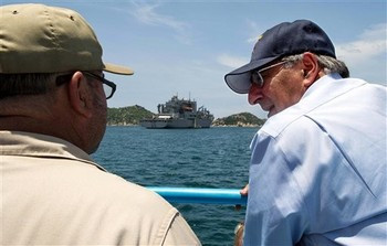 Bộ trưởng Quốc phòng Mỹ và chỉ huy tàu Richard E. Byrd - Fred Cullen Bộ trưởng Quốc phòng Mỹ và chỉ huy tàu Richard E. Byrd - Fred Cullen