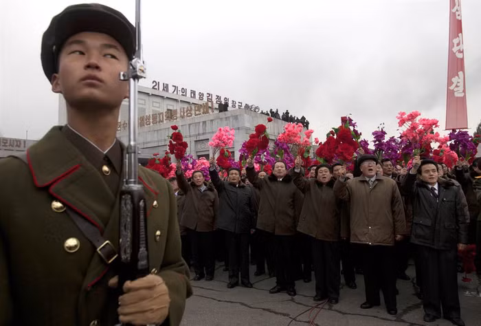 Một binh sĩ Triều Tiên đứng trước rừng hoa trong lễ kỷ niệm 70 ngày sinh nhà lãnh đạo Kim Jong-il tại quảng trường Kim Il-sung, Bình Nhưỡng hôm 14/2.