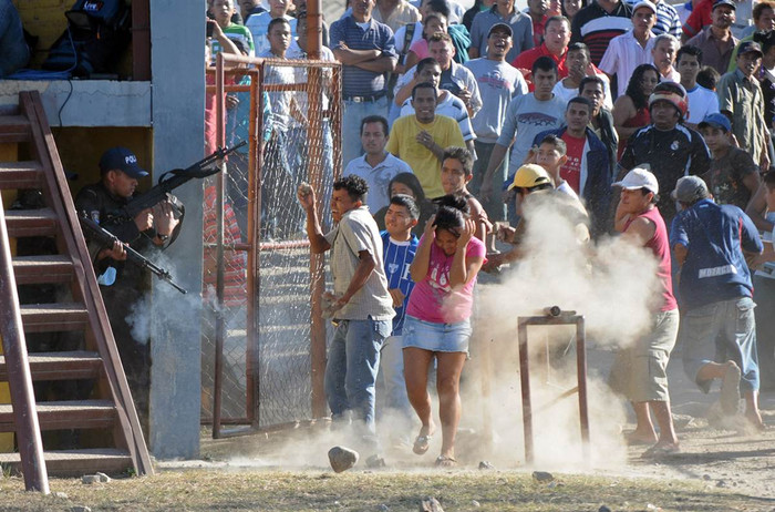Nhân viên an ninh vừa nổ súng nhằm ngăn chặn đám đông thân nhân giận dữ của các tù nhân chết cháy tại nhà tù ở Comayagua, Honduras hôm 15/2 đang cố gắng lao vào bên trong vừa phải tránh gạch đá ném về phía họ. Vụ hỏa hoạn trong đêm 14/2 đã khiến 350 tù nhân tại đây thiệt mạng.