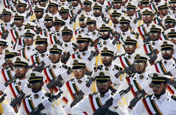 Một thành viên IRGC tại cuộc diễu binh để kỷ niệm chiến tranh Iran-Iraq tại Tehran ngày 22/9/2011.