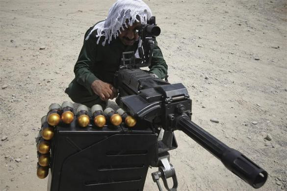 Một thành viên IRGC bên cạnh khẩu súng phóng lựu trong cuộc tập trận ở eo biển Hormuz, nam Iran ngày 24/4/2010.