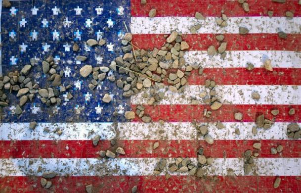 Lá cờ Mỹ bị rải đầy đá trong lễ kỷ niệm cuộc chiến tranh Iran-Iraq ở miền nam Tehran ngày 26/9/2011.