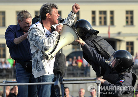 Tuy nhiên, cuộc biểu tình nhanh chóng biến thành bạo lực khi một số kẻ quá khích xung đột với cảnh sát trong một nỗ lực hành quân đến điện Kremlin.