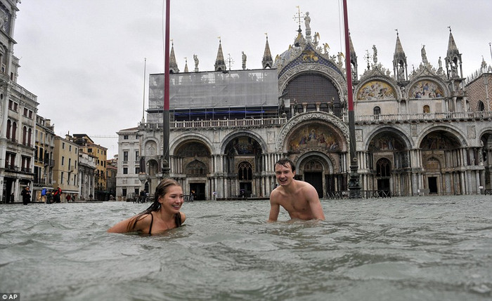 Khách du lịch bơi lội giữa lòng thành phố Venice. Khách du lịch bơi lội giữa lòng thành phố Venice.