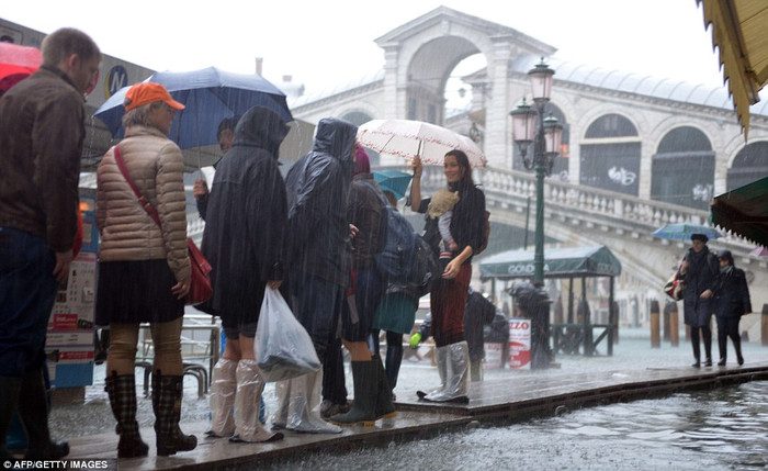 Mưa lớn và triều cường khiến Venice chìm trong nước. Mưa lớn và triều cường khiến Venice chìm trong nước.