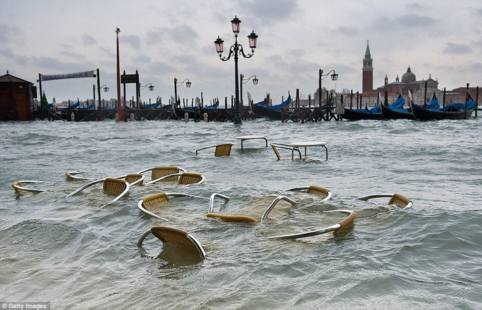 Tình trạng ngập lụt tại lưu vực sông St Mark của Venice. Tình trạng ngập lụt tại lưu vực sông St Mark của Venice.