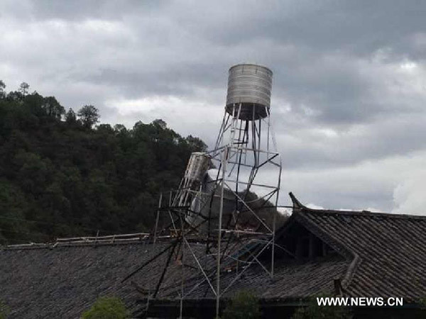 Một bể nước bị xô nghiêng sau trận động đất tại làng Nisai, huyện Ninglang, tỉnh Vân Nam ngày 24/6/2012. Một bể nước bị xô nghiêng sau trận động đất tại làng Nisai, huyện Ninglang, tỉnh Vân Nam ngày 24/6/2012.