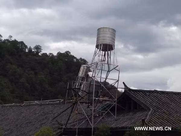 Một bể nước bị xô nghiêng sau trận động đất tại làng Nisai, huyện Ninglang, tỉnh Vân Nam ngày 24/6/2012.