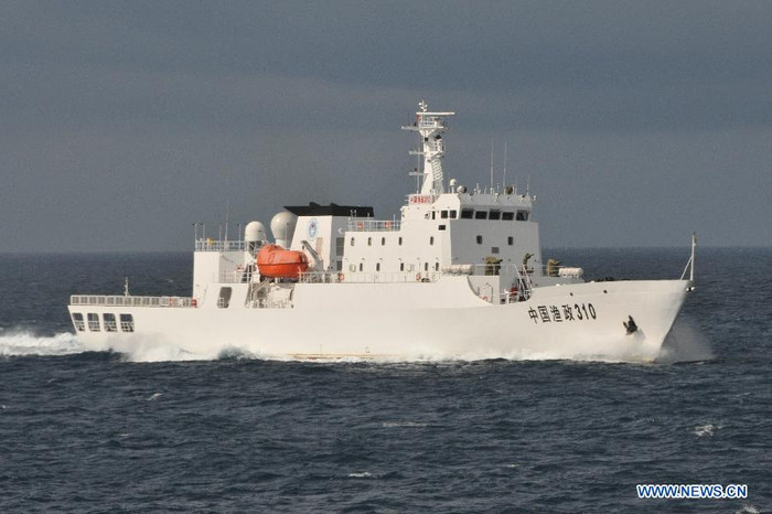 Tàu ngư chính Trung Quốc đi theo hỗ trợ nhóm tàu cá đánh bắt trái phép.