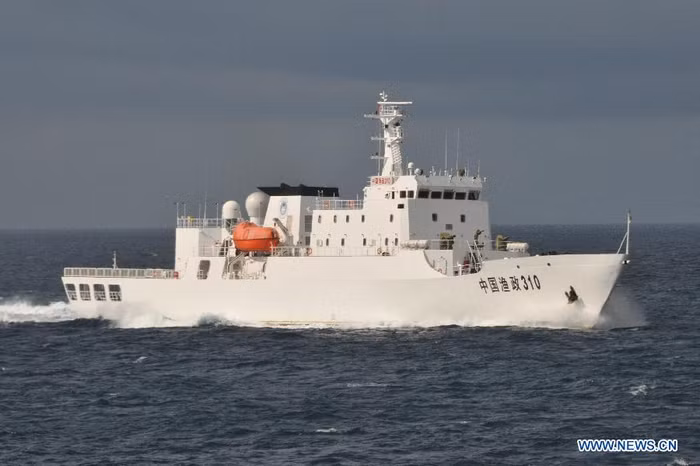 Tàu ngư chính Trung Quốc đi theo hỗ trợ nhóm tàu cá đánh bắt trái phép.