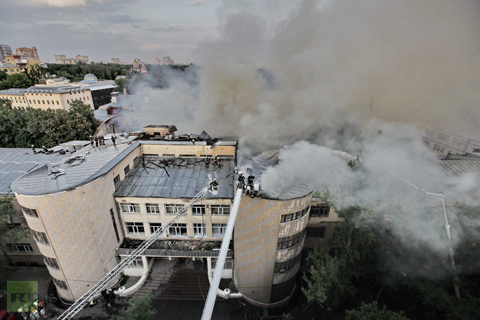 Tuy nhiên, các nhân viên cứu hỏa phải đấu tranh với ngọn lửa để bảo vệ khu vực lưu trữ các bình gas được an toàn.