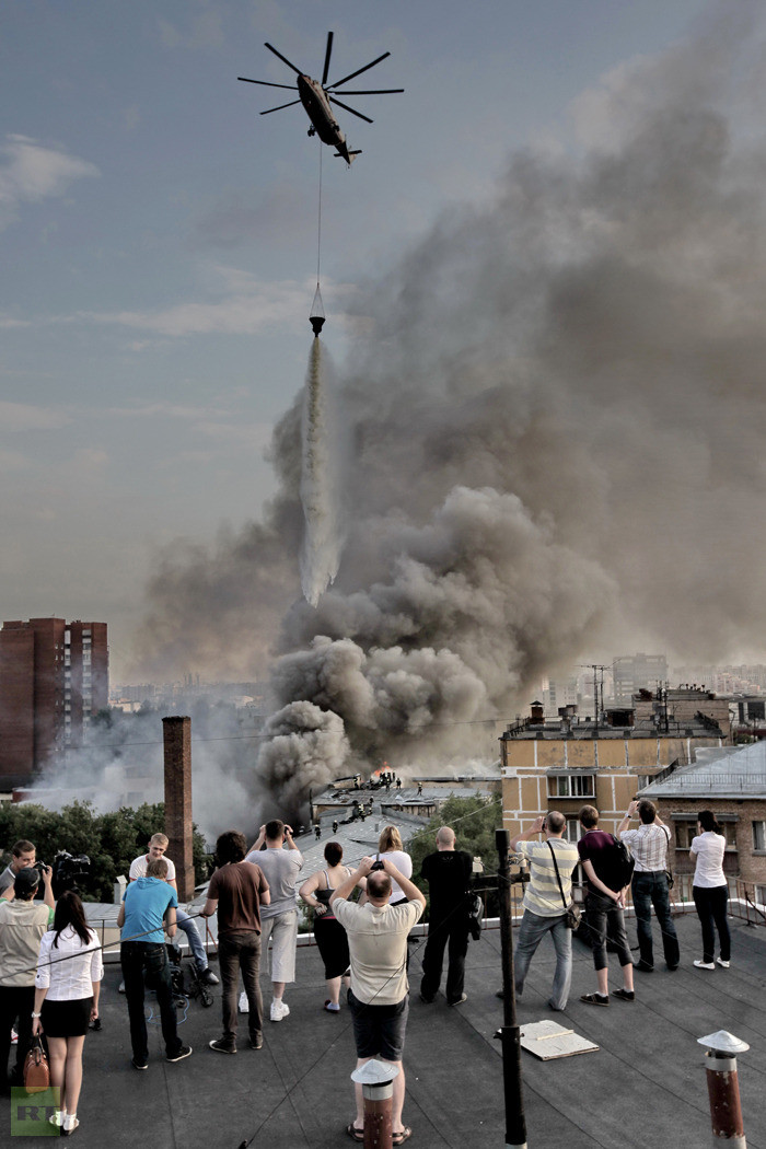 Ngọn lửa bắt đầu từ nhà chứa máy bay và nhanh chóng lan ra các tòa nhà khác gần đó của Học viện Kỹ thuật Không quân Zhukovsky buộc các nhân viên cứu hỏa phải ban bố tình trạng khẩn ở cấp cao