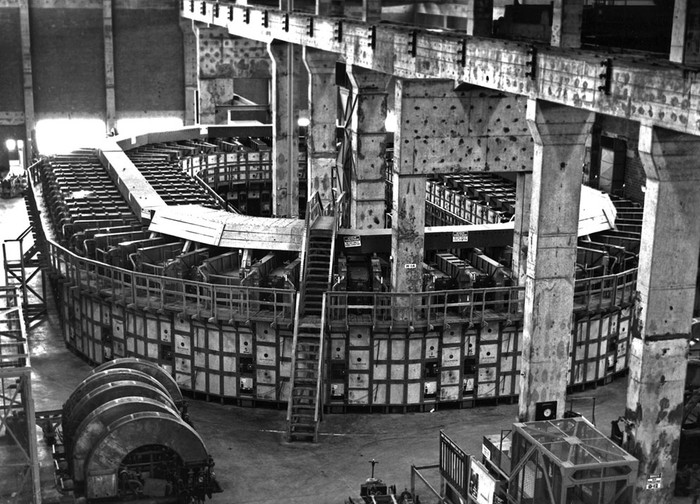 Một hệ thống tinh chế calutron trong nhà máy Y-12.