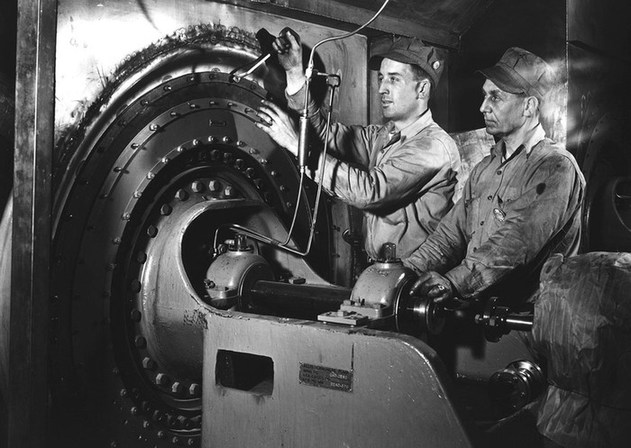 Công nhân bảo trì máy móc tại nhà máy K-25 ở Oak Ridge.