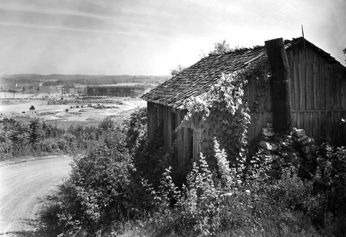 Khu vực xây dựng cơ sở làm giàu uranium K-25 tại Oak Ridge, Tennessee năm 1942. Sau khi được hoàn thành, nó đã từng giữ danh hiệu tòa nhà lớn nhất thế giới trong một thời gian dài.