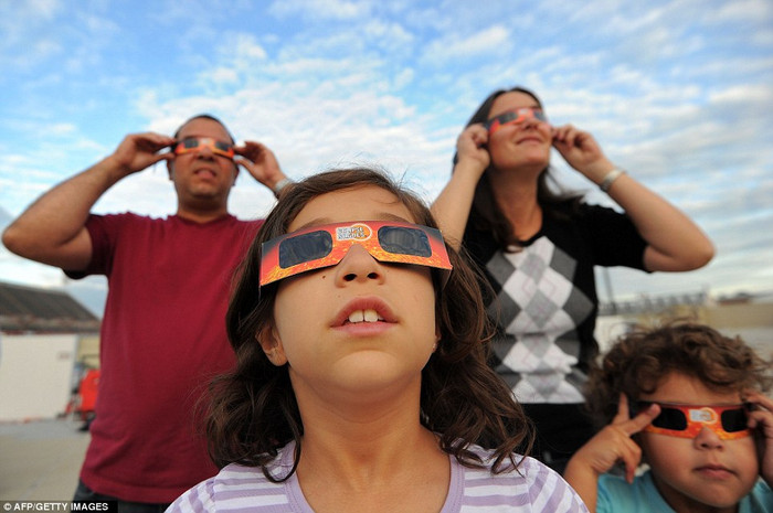 Một gia đình cùng xem hiện tượng thiên nhiên thú vị tại Một gia đình cùng xem hiện tượng thiên nhiên thú vị tại