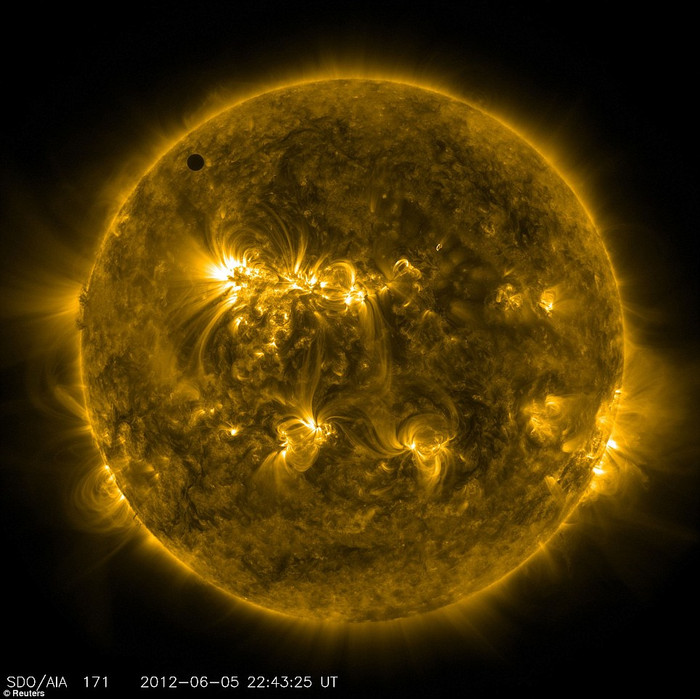 Vệ tinh vệ tinh SDO của NASA ghi lại khoảnh khắc sao Kim đi qua Mặt trời từ không gian Vệ tinh vệ tinh SDO của NASA ghi lại khoảnh khắc sao Kim đi qua Mặt trời từ không gian