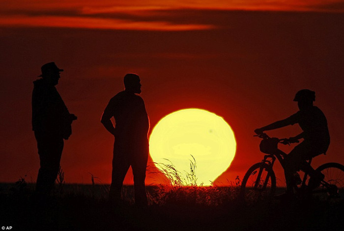 Người dân chiêm ngưỡng hiện tượng thiên văn thế kỷ tại công viên Edgewater ở Cleveland, Mỹ Người dân chiêm ngưỡng hiện tượng thiên văn thế kỷ tại công viên Edgewater ở Cleveland, Mỹ