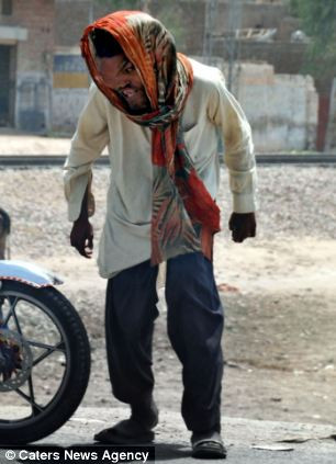 Mặc dù những người hàng xóm sống tại Lahore, Pakistan từ lâu đã chấp nhận tình trạng khác thường của Sain, nhưng anh vẫn cảm thấy khó khăn khi hòa nhập với cuộc sống.