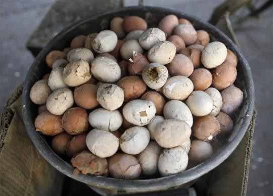 Trứng được luộc với nước tiểu trẻ em được bán trên đường phố ở Dongyang ngày 26/3/2012. Nước tiểu không ảnh hưởng gì tới mùi vị của những quả trứng luộc như mọi người tưởng tượng. Trứng được luộc với nước tiểu trẻ em được bán trên đường phố ở Dongyang ngày 26/3/2012. Nước tiểu không ảnh hưởng gì tới mùi vị của những quả trứng luộc như mọi người tưởng tượng.