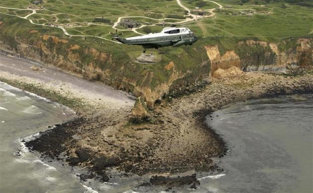 Chiếc Marine One chở Tổng thống Obama bay trên những vách đá của Pointe du Hoc trong chuyến thăm nước Pháp nhân dịp kỷ niệm 65 sự kiện D-Day ngày 06 tháng 6 năm 2009. Chiếc Marine One chở Tổng thống Obama bay trên những vách đá của Pointe du Hoc trong chuyến thăm nước Pháp nhân dịp kỷ niệm 65 sự kiện D-Day ngày 06 tháng 6 năm 2009.