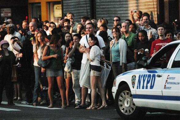 Người dân tập trung xem đoàn xe chở Tổng thống Obama và đệ nhất phu nhân Michelle Obama trong một chuyến thăm cá nhân tới New York ngày 30 Tháng 5 năm 2009. Người dân tập trung xem đoàn xe chở Tổng thống Obama và đệ nhất phu nhân Michelle Obama trong một chuyến thăm cá nhân tới New York ngày 30 Tháng 5 năm 2009.