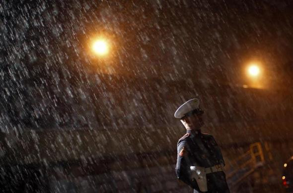 Một lính hải quân đứng trong mưa đón Tổng thống Obama trên đường băng tại sân bay John F. Kennedy ở New York ngày 16/9/2010. Một lính hải quân đứng trong mưa đón Tổng thống Obama trên đường băng tại sân bay John F. Kennedy ở New York ngày 16/9/2010.