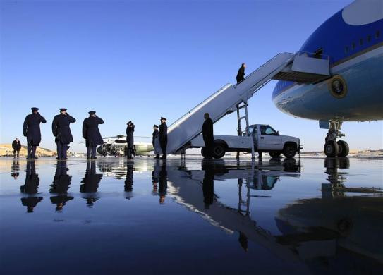 Tổng thống Obama lên chiếc Không lực 1 tại căn cứ Andrew ngày 10/2/2011 Tổng thống Obama lên chiếc Không lực 1 tại căn cứ Andrew ngày 10/2/2011