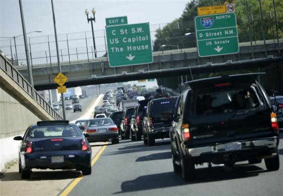Đoàn xe chở và tháp tùng Tổng thống Obama đi chơi golf trên một con đường đông đúc tại tại Washington, ngày 25 tháng 9 năm 2010. Đoàn xe chở và tháp tùng Tổng thống Obama đi chơi golf trên một con đường đông đúc tại tại Washington, ngày 25 tháng 9 năm 2010.