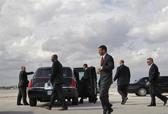 Tổng thống Obama lên chiếc limousine của mình sau khi rời chuyên cơ tại sân bay quốc tế Miami ngày 15 tháng 10 năm 2010 Tổng thống Obama lên chiếc limousine của mình sau khi rời chuyên cơ tại sân bay quốc tế Miami ngày 15 tháng 10 năm 2010