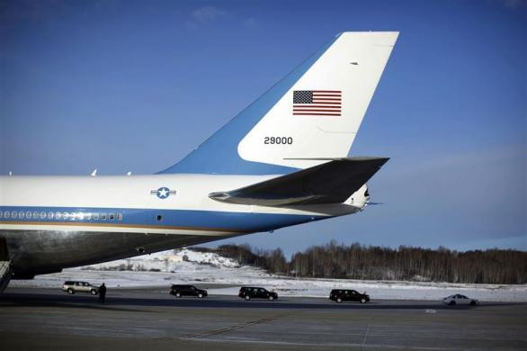 Đoàn xe chở Tổng thống Obama trên đường băng của căn cứ không quân Elmendorf ngày 12 1háng 11 năm 2009. Đoàn xe chở Tổng thống Obama trên đường băng của căn cứ không quân Elmendorf ngày 12 1háng 11 năm 2009.