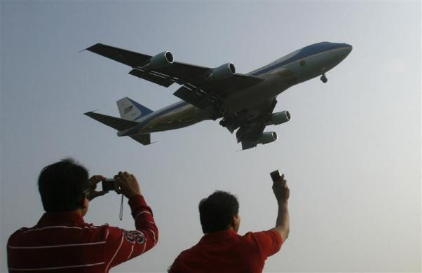 Người dân chụp ảnh chiếc Không lực 1 chở chở Tổng thống Obama và đệ nhất phu nhân Michelle Obama gần sân bay ở New Delhi, Ấn Độ ngày 07 tháng 11 năm 2010. Người dân chụp ảnh chiếc Không lực 1 chở chở Tổng thống Obama và đệ nhất phu nhân Michelle Obama gần sân bay ở New Delhi, Ấn Độ ngày 07 tháng 11 năm 2010.