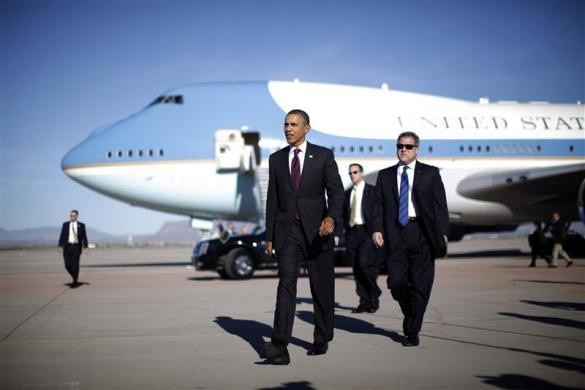Tổng thống Obama và các mật vụ tại sân bay Mez ở Phoenix, Arizona, ngày 25 tháng 1 năm 2012 Tổng thống Obama và các mật vụ tại sân bay Mez ở Phoenix, Arizona, ngày 25 tháng 1 năm 2012