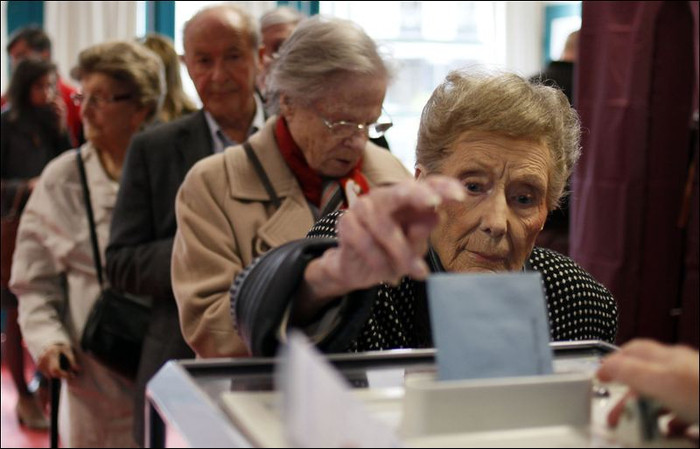 Cử tri Pháp đi bầu cử hôm 22/4. Cử tri Pháp đi bầu cử hôm 22/4.