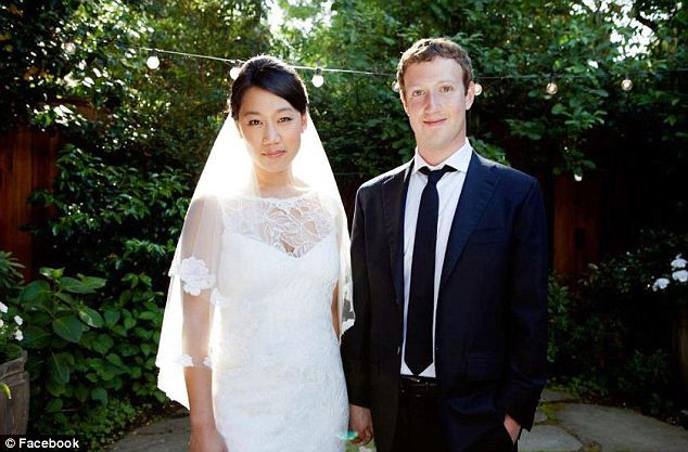 Priscilla Chan đã trở thành bà Zuckerberg vào ngày 19/5 khi họ cưới tại nhà riêng ở Palo Alto. Priscilla Chan đã trở thành bà Zuckerberg vào ngày 19/5 khi họ cưới tại nhà riêng ở Palo Alto.