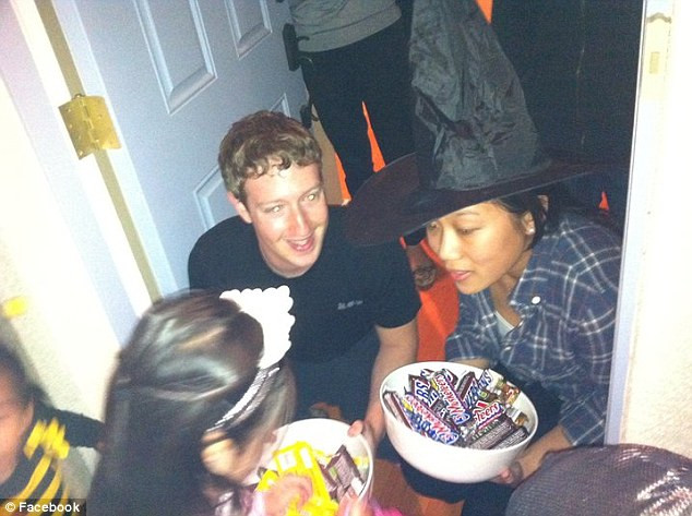 Vợ chồng Mark Zuckerberg trước khi cưới phát kẹo cho trẻ em trong lễ Halloween. Vợ chồng Mark Zuckerberg trước khi cưới phát kẹo cho trẻ em trong lễ Halloween.