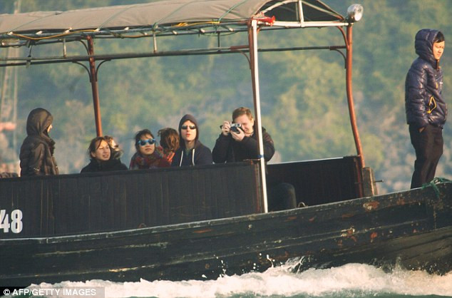 Chan và Zuckerberg (cùng đeo kính) trong chuyến thăm quan Vịnh Hạ Long, Việt Nam. Chan và Zuckerberg (cùng đeo kính) trong chuyến thăm quan Vịnh Hạ Long, Việt Nam.