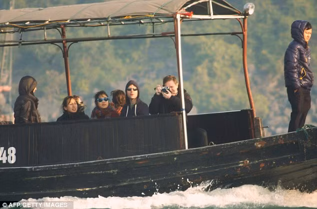 Chan và Zuckerberg (cùng đeo kính) trong chuyến thăm quan Vịnh Hạ Long, Việt Nam. Chan và Zuckerberg (cùng đeo kính) trong chuyến thăm quan Vịnh Hạ Long, Việt Nam.