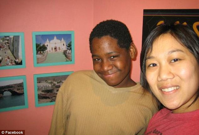 Chan và một học sinh khi cô làm giáo viên khoa học trước khi quyết định trở thành bác sĩ nhi. Chan và một học sinh khi cô làm giáo viên khoa học trước khi quyết định trở thành bác sĩ nhi.